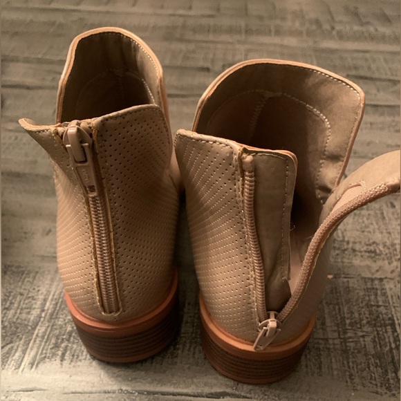 Women's Taupe Side Cut Ankle Back Zipper Boots, Size 7, EUC - Picture 5 of 7